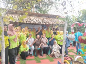 Kejari Baubau Hadir Tengah Masyarakat Berikan Edukasi Hukum di Bukit Wolio Indah 2 Kepala Seksi Intelijen (Kasi Intel) Kejari Baubau, Abdul Kadir Sangadji memakai pakaian dinas didampingi Lurah BWI Baubau Wa Ode Nurhayati memakai baju Warna cream jilbab Coklat berpose bersama masyarakat usai menggelar edukasi hukum, Sabtu (21/6/2025).