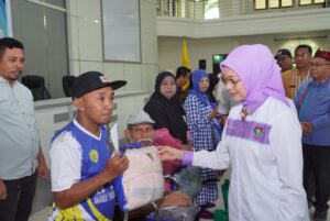 Rustini Muhaimin Berbagi di Baubau Untuk Lansia, Difabel, dan Warga Miskin