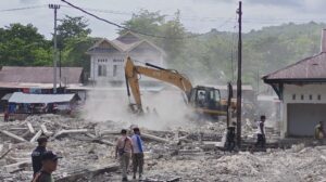 Alat berat merobohkan sisa bangunan Pasar Kaloko pasca kebakaran sebagai bagian dari penataan awal menuju revitalisasi pasar oleh Pemerintah Kabupaten Buton, Jumat (2 Januari 2026).