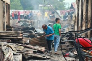 Warga dan pedagang beraktivitas di area Pasar Kaloko, Kabupaten Buton, pasca kebakaran yang menghanguskan ratusan lapak.