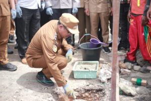 Wakil Bupati Buton Syarifudin Sa'afa meletekan batu pertama pembangunan lapak sementara Pasar Kaloko, Senin 5 Januari 2026.
