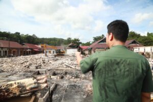 Bupati Buton meninjau sekaligus mengoordinasikan pembersihan puing-puing sisa kebakaran di Pasar Kaloko dengan menggunakan alat berat, Jumat, 2 Januari 2026.