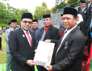 Wakil Bupati Buton Syarifudin Sa'afa menyerahkan sertifikat tanah wakaf kepada salah satu nazir usai upacara peringatan HAB ke-80 Kementerian Agama RI di Kantor Kementerian Agama Kabupaten Buton, Pasarwajo, Sabtu 3 Januari 2026.