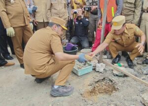 Bupati Buton, Alvin Akawijaya Putra, meletekan batu pertama pembangunan lapak sementara Pasar Kaloko, Senin 5 Januari 2026.