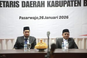 Bupati Buton Alvin Akawijaya Putra bersama Wakil Bupati Buton Syarifudin Saafa saat pelantikan dan pengambilan sumpah jabatan Sekda Buton di Aula Kantor Bupati Buton, Senin, 26 Januari 2026.