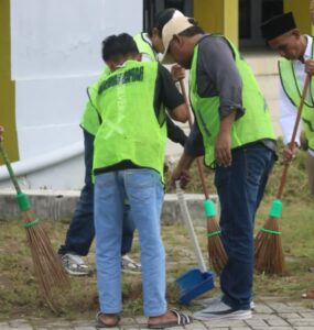 Bapas Baubau Libatkan Klien dalam Aksi Bersih Islamic Center