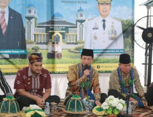 Menteri Agama RI, Prof. Dr. KH. Nasaruddin Umar, M.A., didampingi Gubernur Sultra, Mayjen TNI (Purn) Andi Sumangerukka, dan Bupati Buton, Alvin Akawijaya Putra, saat menghadiri kegiatan di Pesantren Al-Ikhlas Pasarwajo, Kabupaten Buton, Kamis (8 Januari 2026). Kunjungan ini menandai kolaborasi pemerintah pusat dan daerah dalam mendukung pembangunan dan pengembangan pesantren.