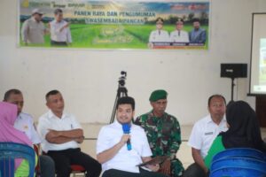 Bupati Buton Alvin Akawijaya Putra, S.H., berdialog langsung dengan kelompok tani di Aula Kantor Lurah Wakoko, Kecamatan Pasarwajo, Rabu, 7 Januari 2026, sebelum mengikuti pengumuman nasional swasembada pangan 2025 secara daring. Dialog ini menjadi bagian dari upaya menyerap aspirasi petani dan memperkuat ketahanan pangan berbasis lokal di Kabupaten Buton.