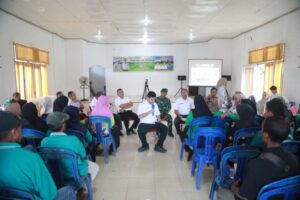 Bupati Buton, Alvin Akawijaya Putra, S.H., berdialog langsung dengan kelompok tani di Aula Kantor Lurah Wakoko, Kecamatan Pasarwajo, Rabu, 7 Januari 2026, sebelum mengikuti pengumuman nasional swasembada pangan 2025 secara daring. Dialog ini menjadi bagian dari upaya menyerap aspirasi petani dan memperkuat ketahanan pangan berbasis lokal di Kabupaten Buton.