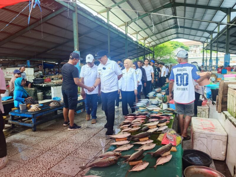Antisipasi Lonjakan Harga Jelang Idulfitri 1447 H, Wali Kota Baubau HYF Pimpin Sidak Pasar Wameo, TPID Cek Stok dan Harga