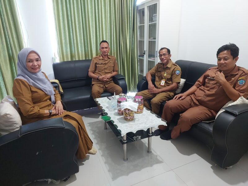 Kadis PPK Buton Selatan La Ode Karman SE MM bersama staf, PPKB Buton Selatan Siapkan Roadmap Kependudukan Berbasis Data SIGA, Susun Strategi Tekan Stunting, dan Kendalikan Penduduk