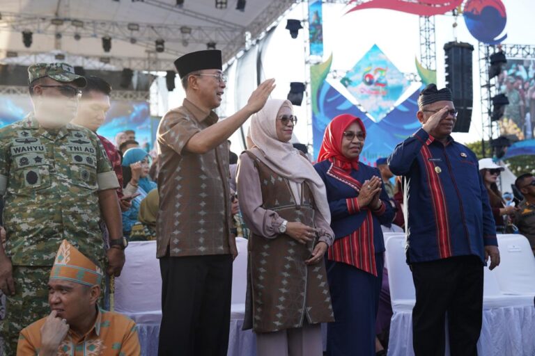 Bupati Adios Pimpin Kontingen Buton Selatan di Pawai Budaya HUT Sultra ke 62, 80 Peserta Busel Tampilkan Identitas Daerah