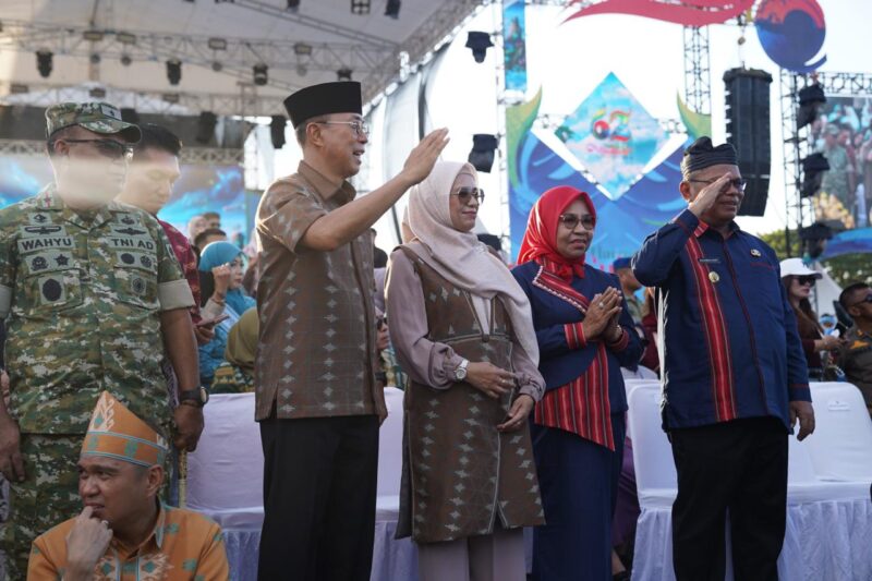 Bupati Adios Pimpin Kontingen Buton Selatan di Pawai Budaya HUT Sultra ke 62, 80 Peserta Busel Tampilkan Identitas Daerah