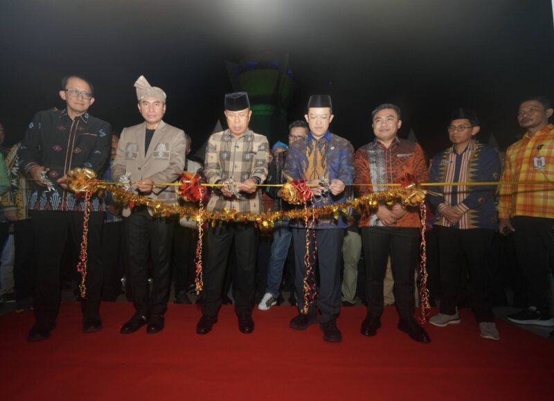 Gubernur Sultra ASR Resmikan 100 Stand UMKM pada HUT ke-62 di Kawasan MTQ Kendari, Targetkan Daya Saing Naik