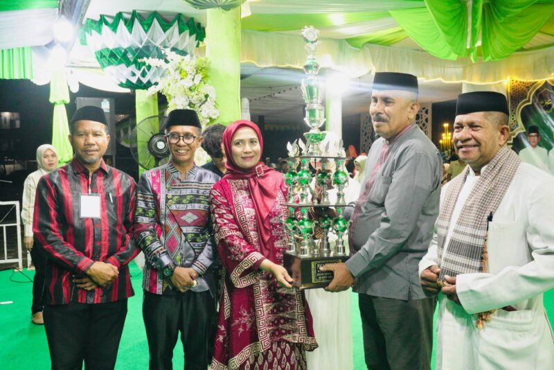 BAUBAU, BAUBAUPOST.COM – Kecamatan Murhum keluar sebagai juara umum dalam Musabaqah Tilawatil Qur’an (MTQ) Ke-XIV tingkat Kota Baubau tahun 2026 yang resmi ditutup pada Jumat (1/5/2026) malam di Lapangan Lembah Hijau. "Murhum Juara Umum di MTQ XIV Baubau, Ajang Religius Berakhir, Generasi Qurani Jadi Sorotan,"