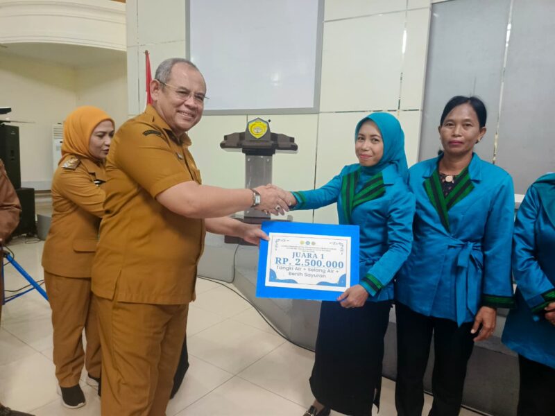 Wali Kota Baubau H Yusran Fahim Serahkan Hadiah Lomba Kebun Dapur Ibu, Dorong Ketahanan Pangan dari Pekarangan Rumah