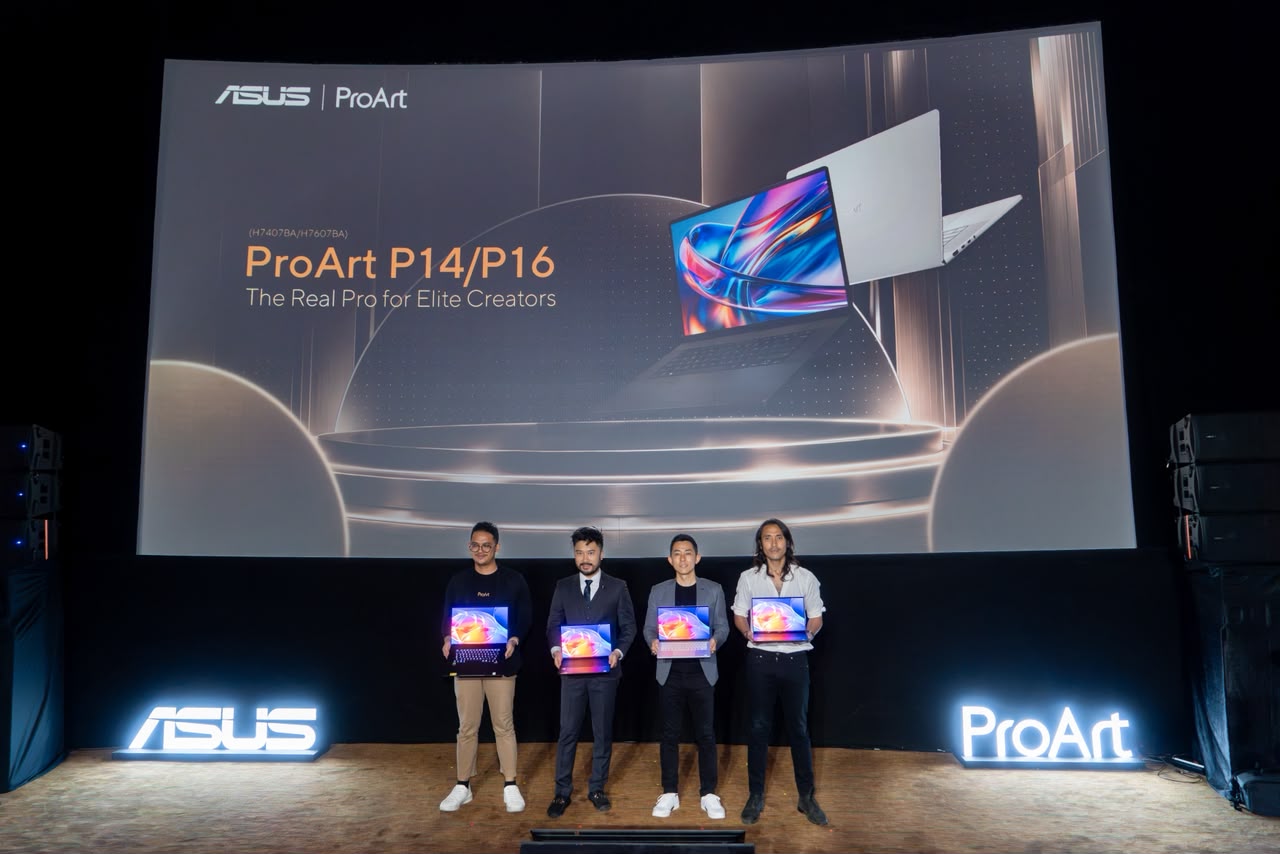 dari Kiri ke Kanan: Adrian Pradipta - Technical Public Relations, ASUS Indonesia, ⁠Rudy Salim - CEO PRESTIGECORP, ⁠Lenny Lin - Country Manager, ASUS Indonesia, Marcello Tahitoe, Top Indonesian Singer