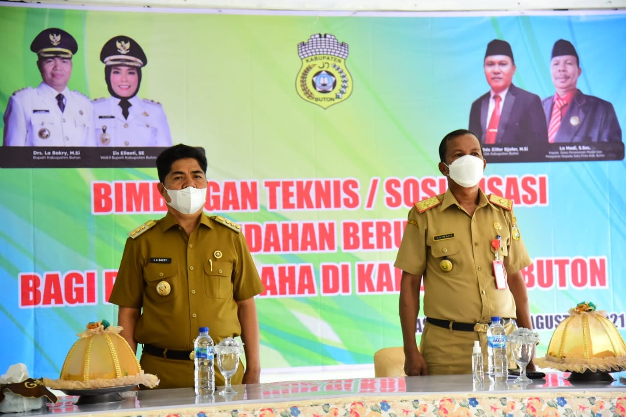 Bupati Buton La Bakry ketika menghadiri sosialisasi kemudahan usaha