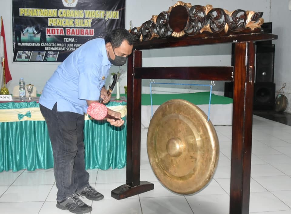 F01.2 Wakil Walikota Baubau La Ode Ahmad Monianse ketika membuka kegiatan penataran penjurian cabang pencat silat di Gedung Skopma Kota Baubau