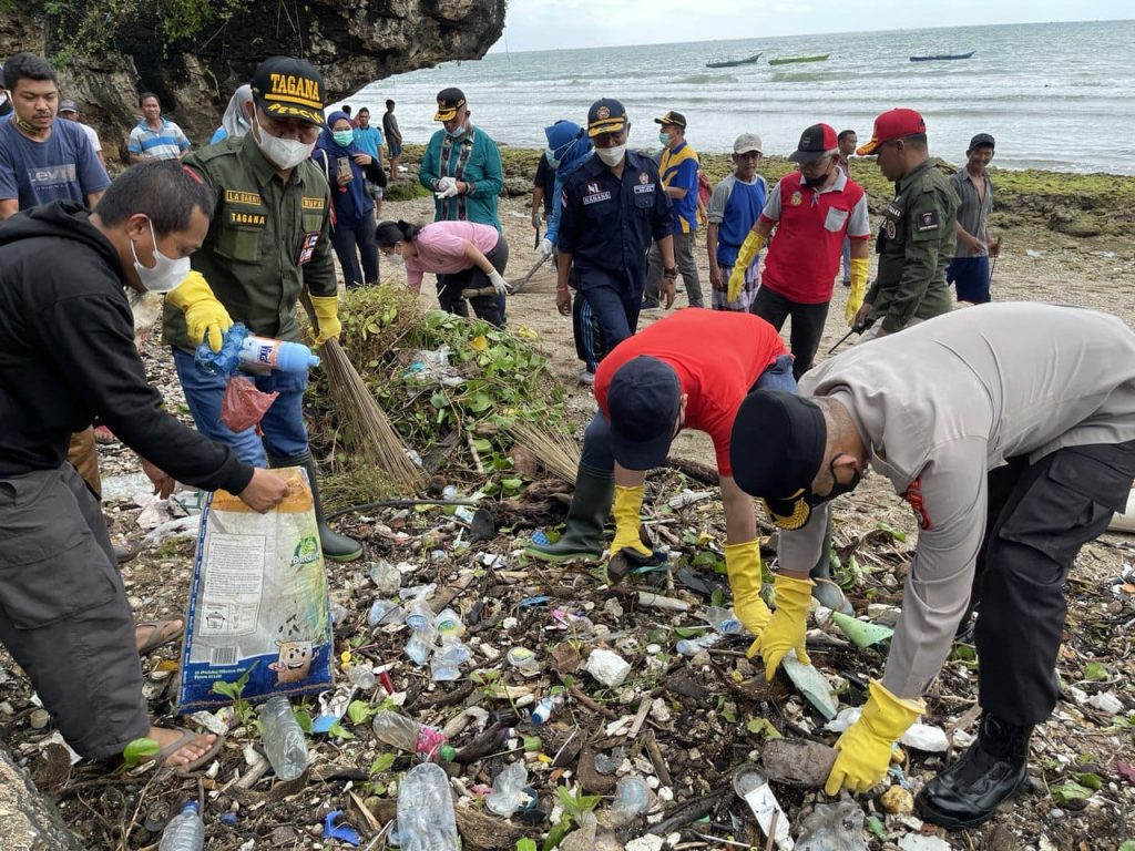 F01.3 Bupati Buton La Bakru bersama Kapolres Buton ikut melakukan aksi bersih bersih pantai