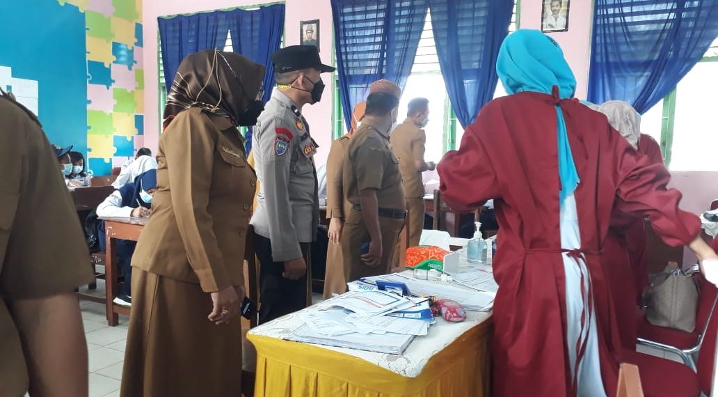 F01.4 Polsek Wolio pantau pemberian vaksinasi untuk siswa SMP di Kota Baubau