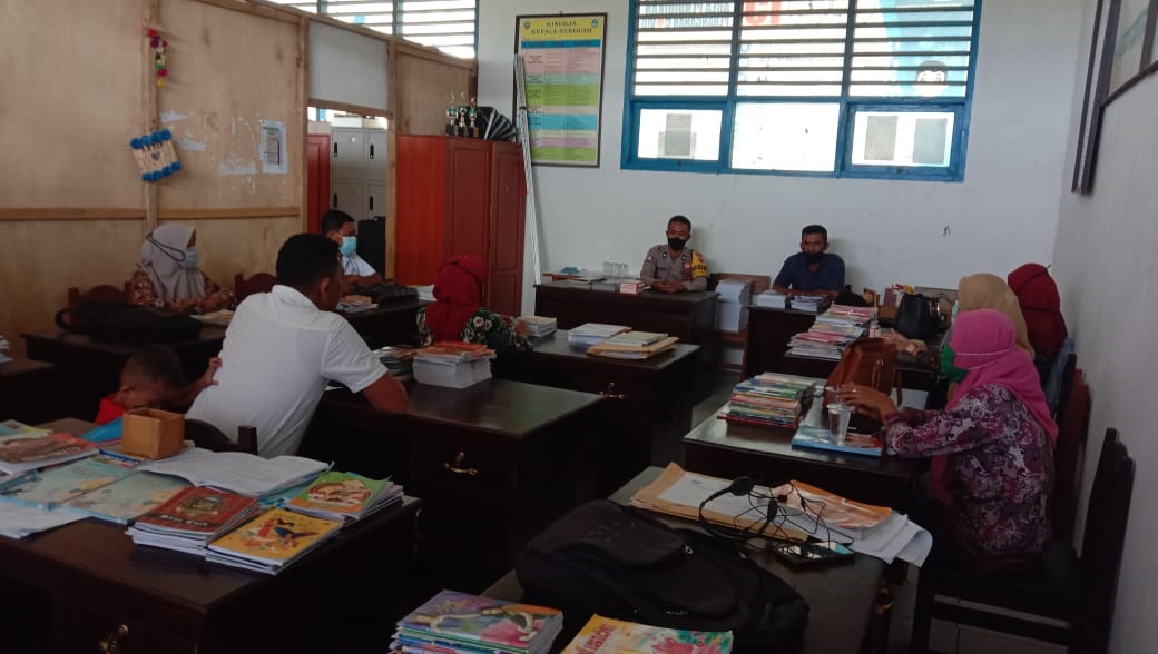 F06.2 habinkamtibmas Polsek Lapandewa lakukan koordinasi terkait pelaksanaan Vaksinasi di tingkat sekolah SMPN dan SMAN Wilayah Hukum Polsek Lapandewa.