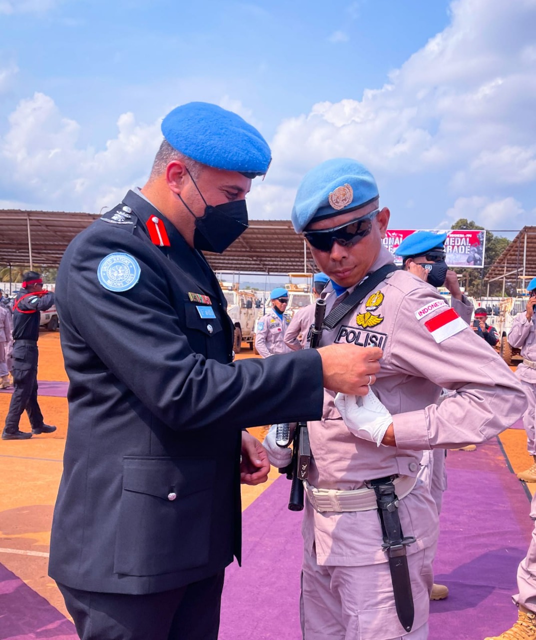 F08.1 Aiptu Sumiarddin saat menerima penghargaan dalam menjalankan tugas sebagai Pasukan Garuda