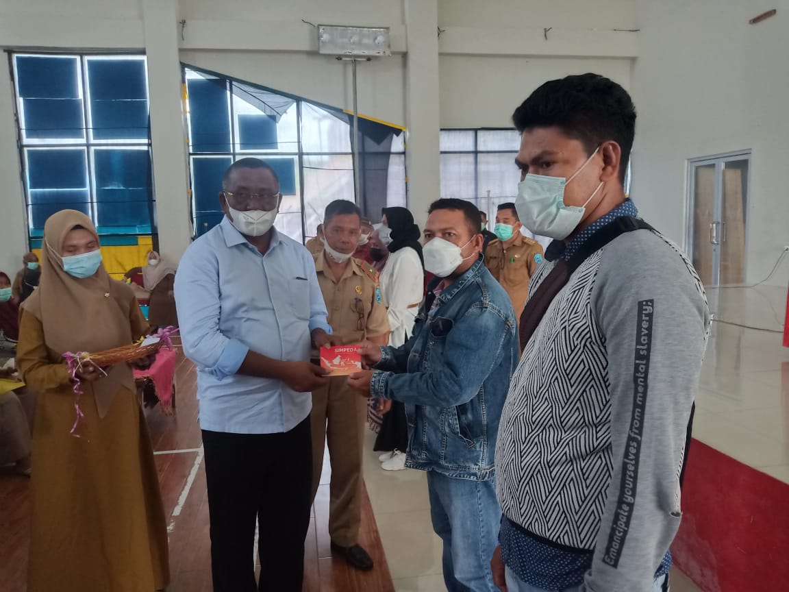 Bupati Buteng H Samahuddin SE didampingi Kepala Dinas Koperasi saat menyerahkan bantuan non tunai kepada para pelaku usaha dan lembaga koperasi