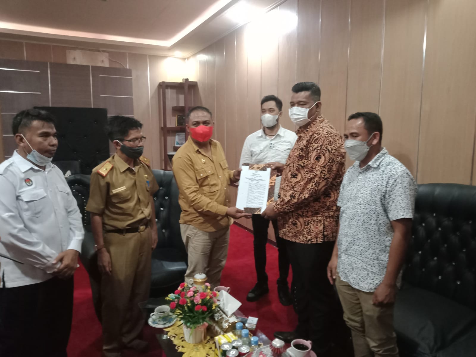 Bupati Buton Selatan H. La Ode Arusani menyerahkan surat hibah tanah pembangunan Kantor KPU Busel ke Ketua KPU Sultra Dr. la Ode Abdul Natsir