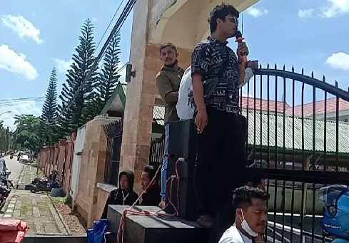 F01.1 Aktivis LeAdham Internasional kembali berunjukrasa di depan Kantor Kejari Baubau