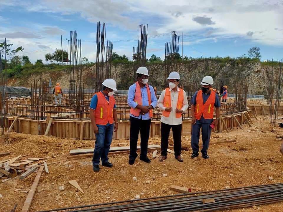 F01.1 Kajari Buton Ledrik Victor Mesak Takaendengan bersama Bupati Buteng H Samahuddin SE saat memantau pembangunan Tugu Religi di Simpang Lima Labungkari