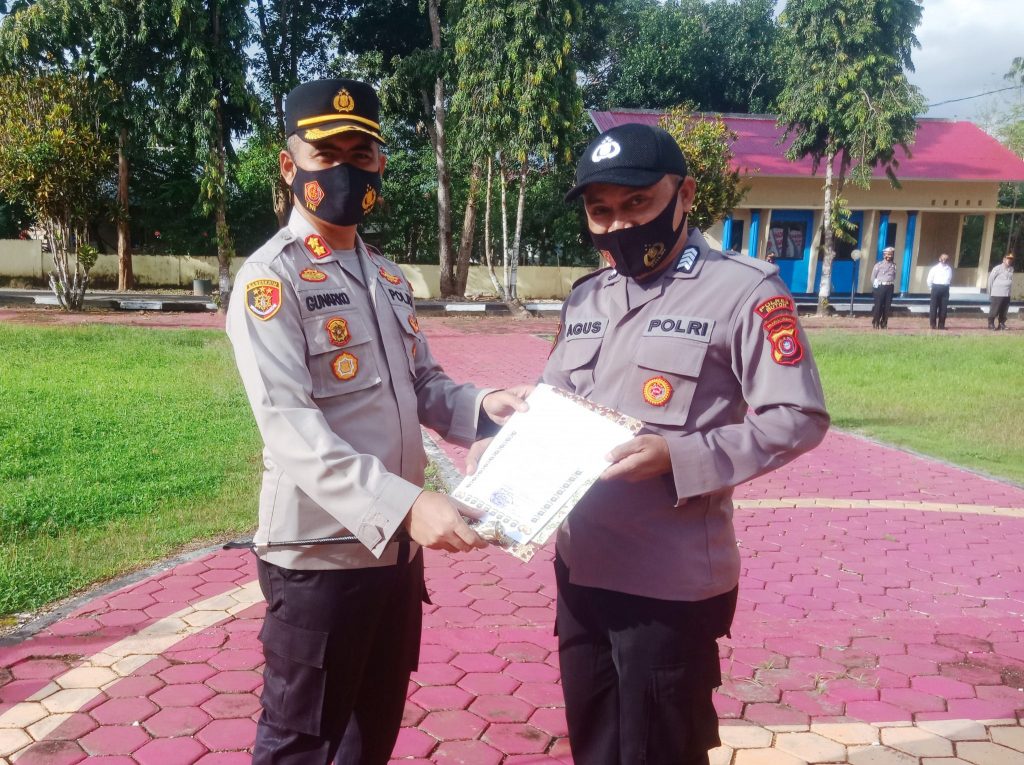 Kapolres Buton Beri Penghargaan Polisi Terbaik Kepada Bripka Agus dan Dijuliki Sebagai Police Of The Month 2 F01.3 Bripka Agus yang mendapat penghargaan dari Kapolres Buton karena dinilai berprestasi
