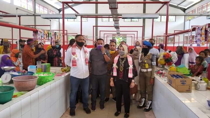 F01.4 Bupati Buton Selatan H La Ode Arusani saat meresmikan pasar rakyat Bahari Sampolawa