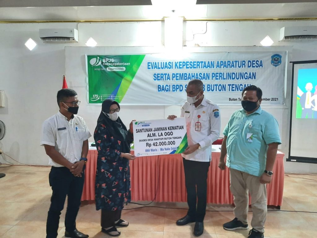 BPJamsostek Serahkan Santunan Kematian Kepala Desa Wantopi 2 F04.1 Sekretaris Daerah Buton Tengah H Kostantinus Bukide saat menyerahkan santunan kematian kepada ahli waris almarhum La Ogo