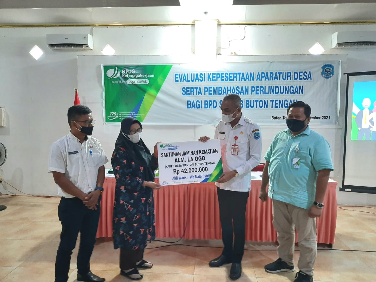 F04.1 Sekretaris Daerah Buton Tengah H Kostantinus Bukide saat menyerahkan santunan kematian kepada ahli waris almarhum La Ogo