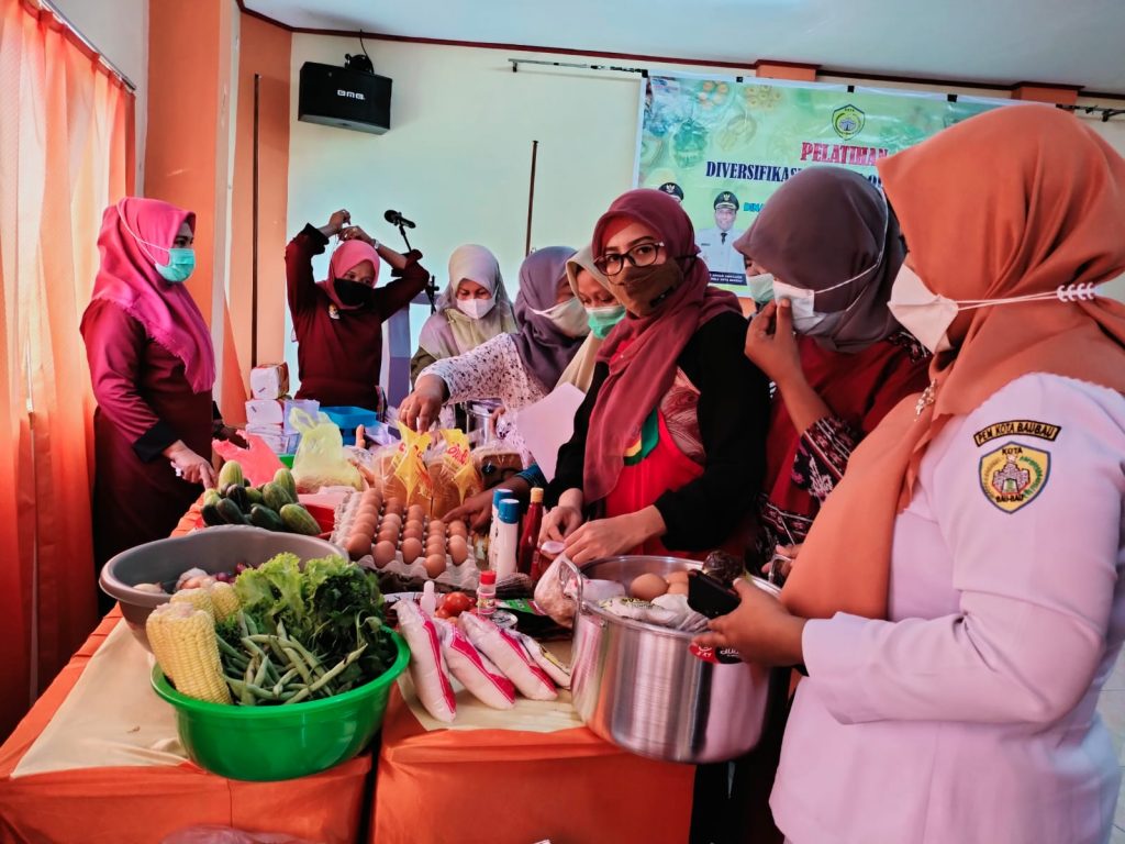 Perdagperin Baubau Beri Pelatihan Pelaku Olahan Pangan Industri Rumahan 2 F4.2 Para ibu ibu pelaku usaha industri rumahan Kota Baubau saat akan melaksanakan pelatihan diversifikasi produk olahan pangan.