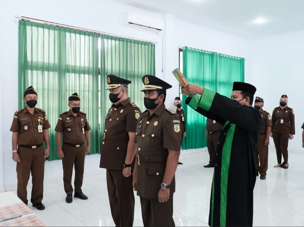 Kasi Pidum dan Kasi Pidsus Kejari Baubau Berganti 1 Kasi Pidum dan Kasi Pidsus Kejari Baubau saat pelantikan dan sumpah jabatan Foto IST