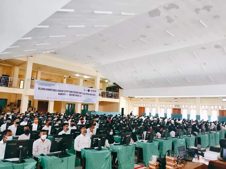 Para Peserta Tes SKD CPNS PPPK Kabupaten Buton di Aula Gedung Wakaaka Pasarwajo