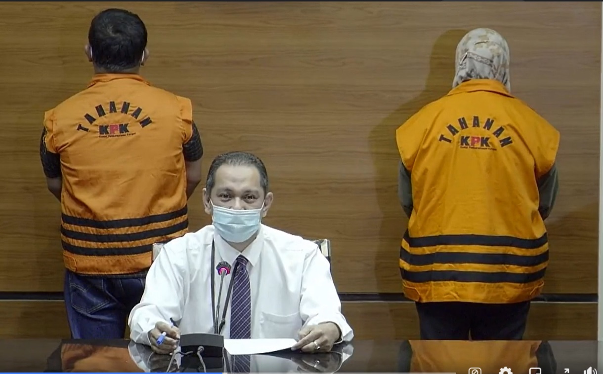 Wakil Ketua KPK Nurul Ghufron menggelar konferensi pers dua tersangka kasus suap Bupati Kolaka Timur Andi Merya Nur kenakan baju orange