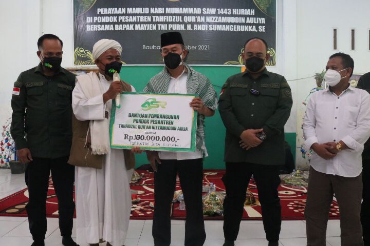 2 Andi Sumangerukka saat menyerahkan bantuan kepada Pesantren Tahfizul Quran Nizzamuddin Auliya