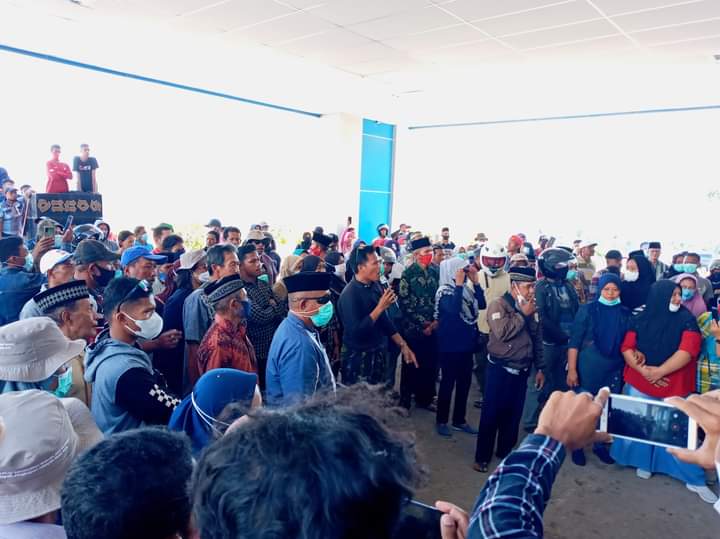 Barisan Masyarakat dan Pemuda Wabula saat Menggelar Aksi Demonstrasi di Halaman Kantor Bupati Buton