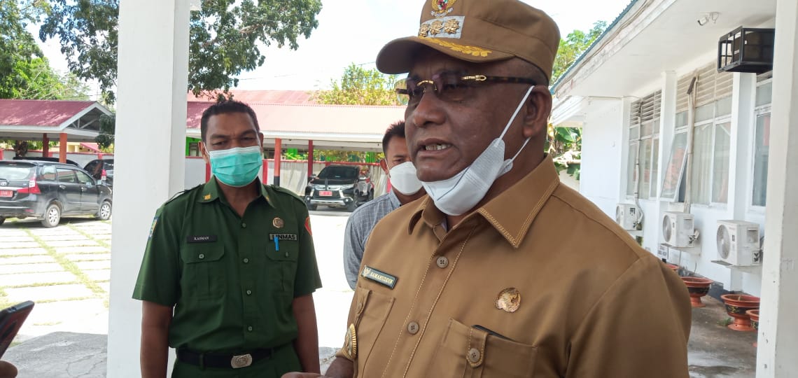 Bupati Buteng H Samahuddin SE didampingi Kepala Dinas Kesehatan saat menjelaskan Swab Antigen untuk Peserta CPNS Digratiskan