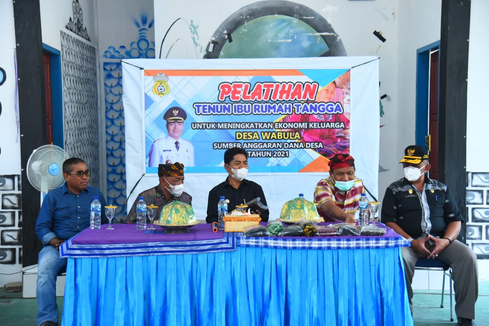 Bupati La Bakri Resmi Membuka Pelatihan Kain Tenun Buton di Kecamatan Wabula 1 Bupati Buton La Bakry resmikan pelatihan tenun di Aula Kantor Desa Wabula Kecamatan Wabula Ahad 07 November 2021