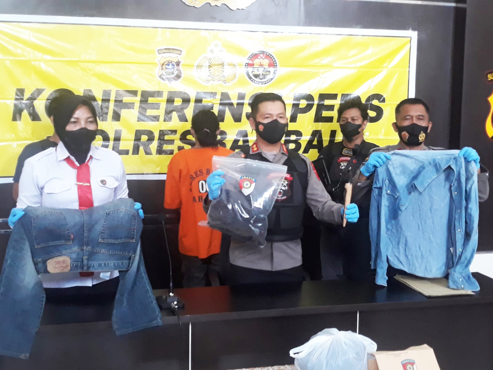F01.1 Kapolres Baubau AKBP Rio Tangkari menunjukan barang bukti penikaman yang berhasil diamankan oleh pihaknya.