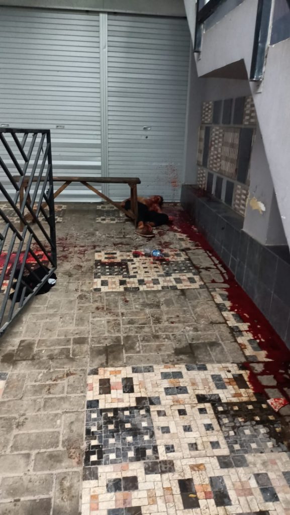 Mahasiswa Asal Unidayan Ditemukan Tewas di Teras Depot Air Minum Sekitar Stadion Betoambari yang Berlumuran Darah 2 F01.1 Terbaring diteras Depot Air Minum dengan Berlumuran Darah