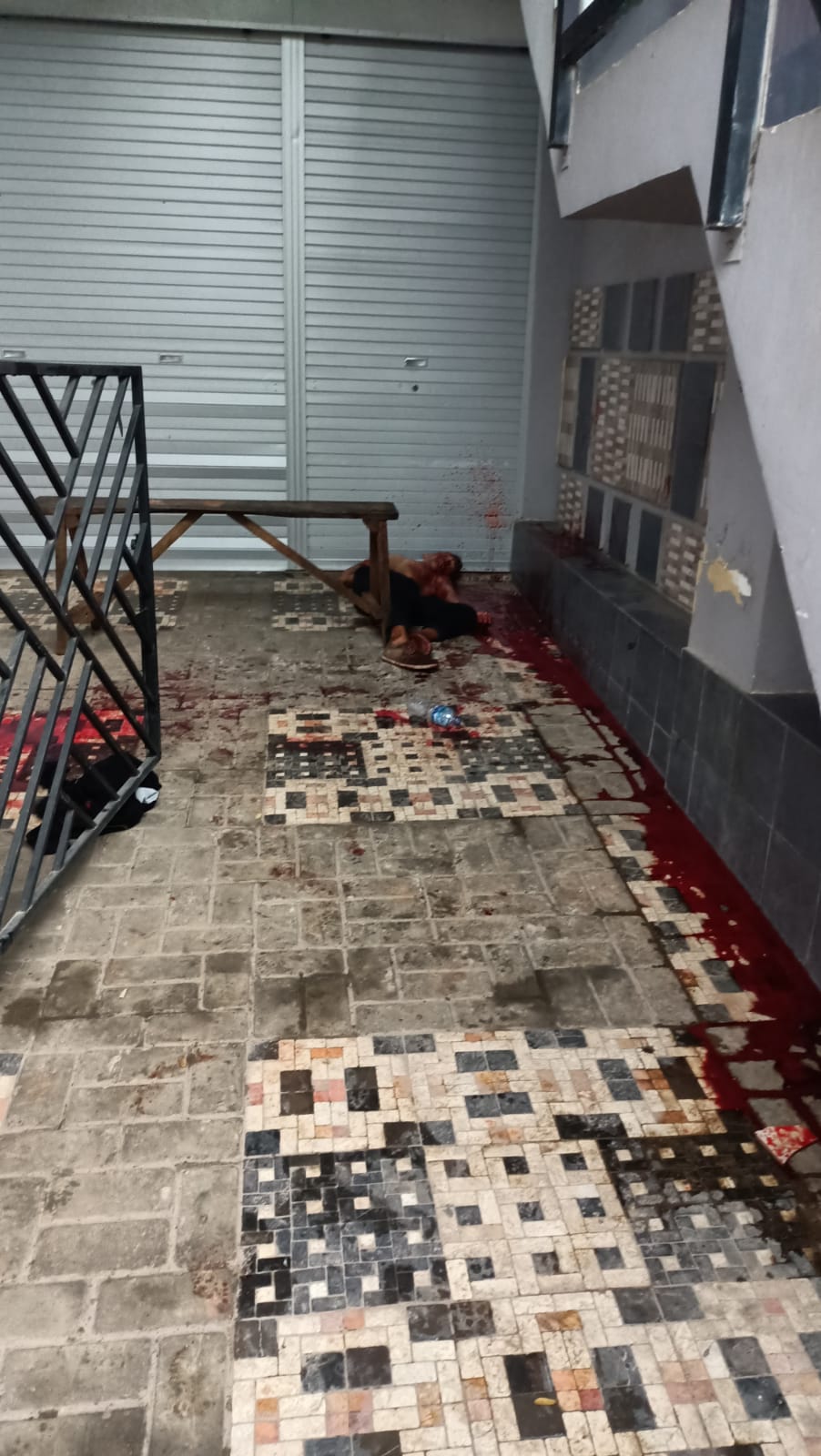 Mahasiswa Asal Unidayan Ditemukan Tewas di Teras Depot Air Minum Sekitar Stadion Betoambari yang Berlumuran Darah 1 F01.1 Terbaring diteras Depot Air Minum dengan Berlumuran Darah