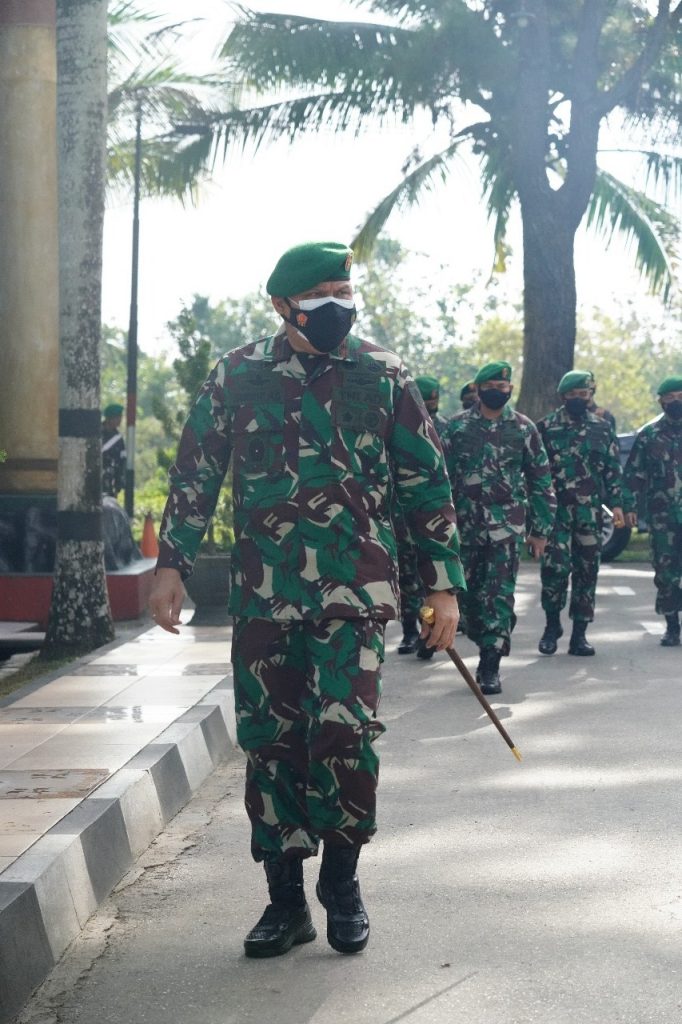 Pasca Bentrok di Kendari, Danrem 143/HO Ajak Masyarakat Tidak Terprovokasi Isu Negatif 2 F01.3 Danrem 143 Halu Oleo Brigjen TNI Jannie A. Siahaan