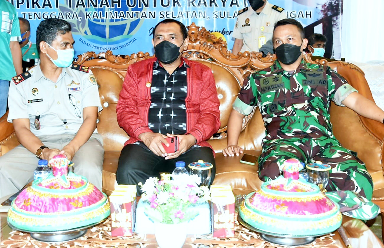 F01.3 Wawali Baubau La Ode Ahmad Monianse hadiri Penyerahan sertifikat tanah untuk rakyat secara nasional