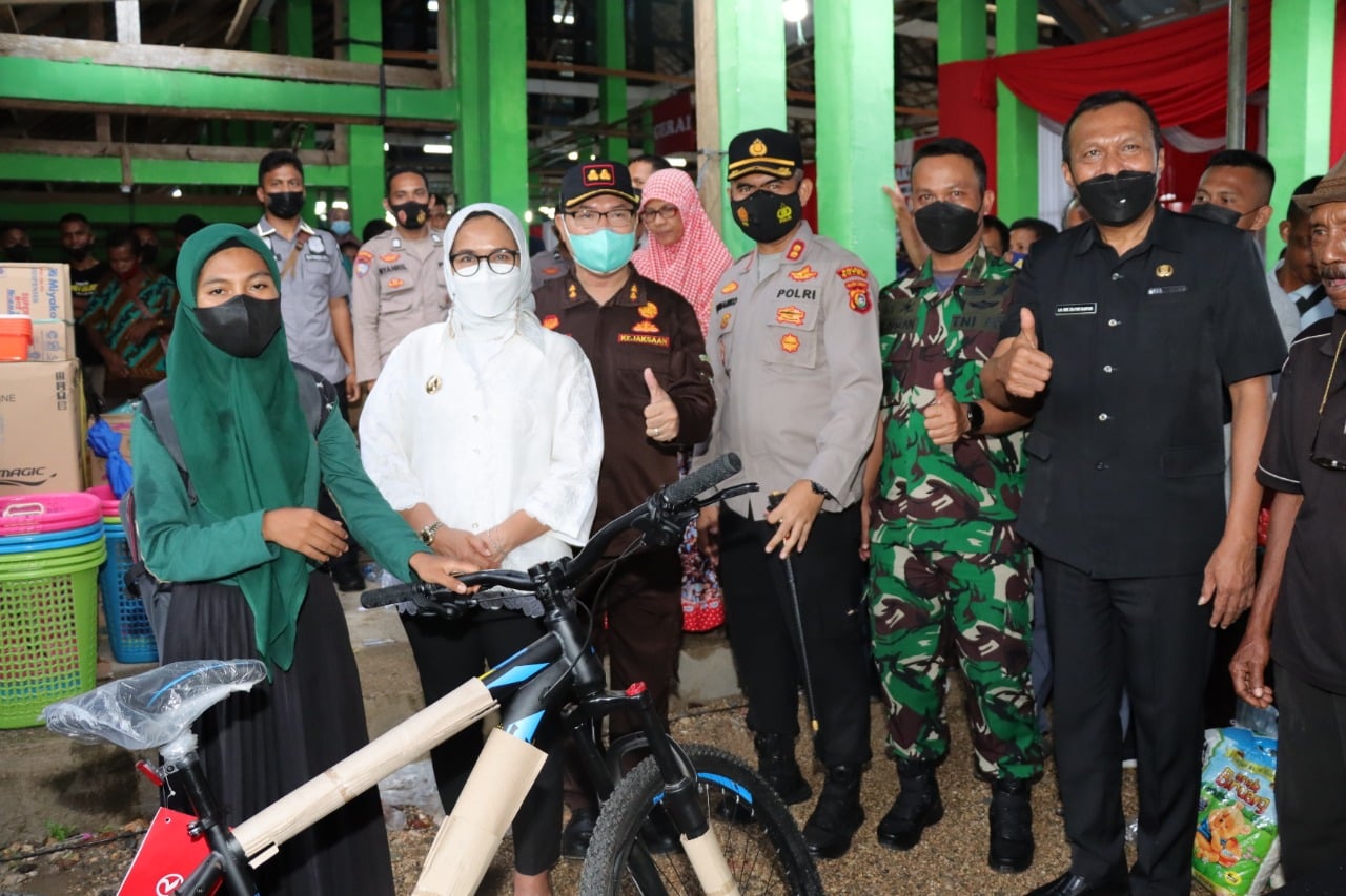 F01.5 Wabub Buton Iis Elianti Pantau giat vaksinasi massal di Buton 1