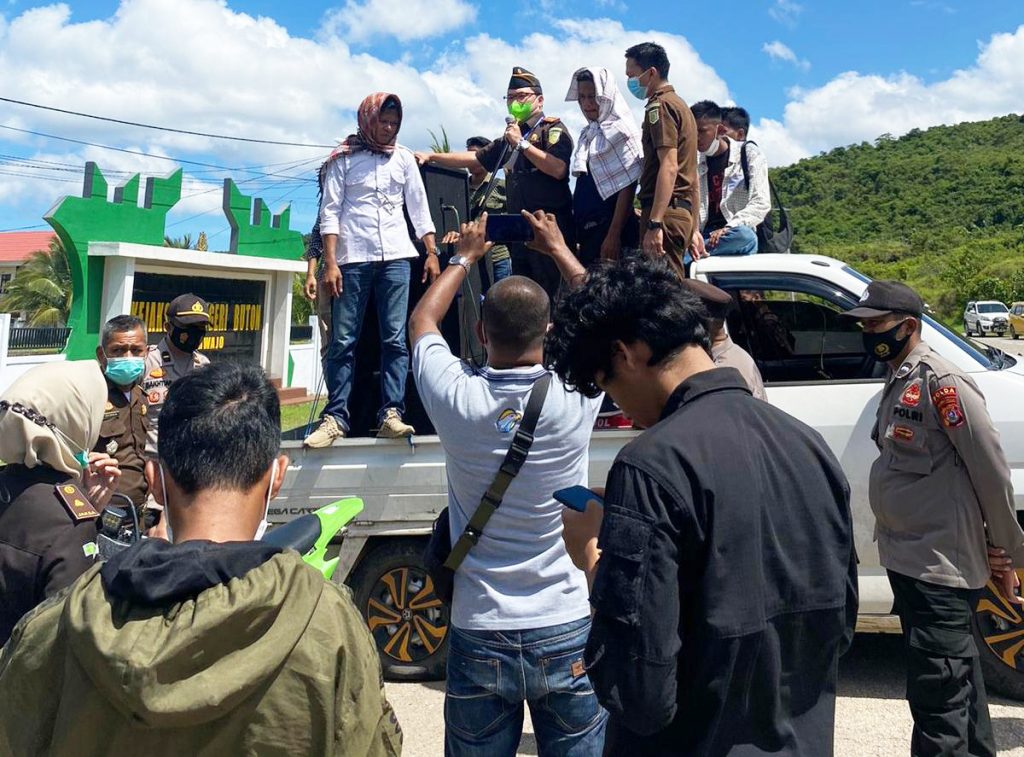 Tangani Kasus Korupsi, Penyelamatan Uang Negara Jadi Prioritas Kejari Buton 2 F01.7 Kepala Kejaksaan Negeri Kejari Buton Ledrik Viktor T ketika menemui dan berdialog dengan massa aksi.
